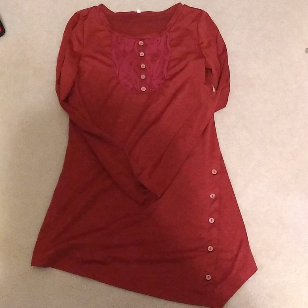 Asymmetric embellished dress with lace and buttons